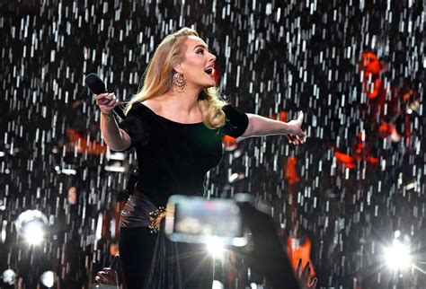 Koncert Adele - Zbawienne Melodie czy Nieodparte Wybuchy Emocji?